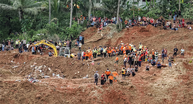 ইন্দোনেশিয়ায় ভূমিধসে মৃতের সংখ্যা বেড়ে ৩০