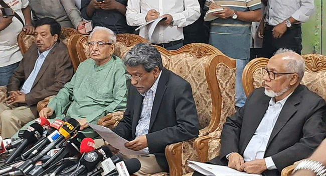 জাতীয় ঐকমত্য কমিশনের সাথে রাজনৈতিক দলগুলোর আলোচনা শেষে সাংবাদিকদের ব্রিফিং করছেন অধ্যাপক আলী রিয়াজ