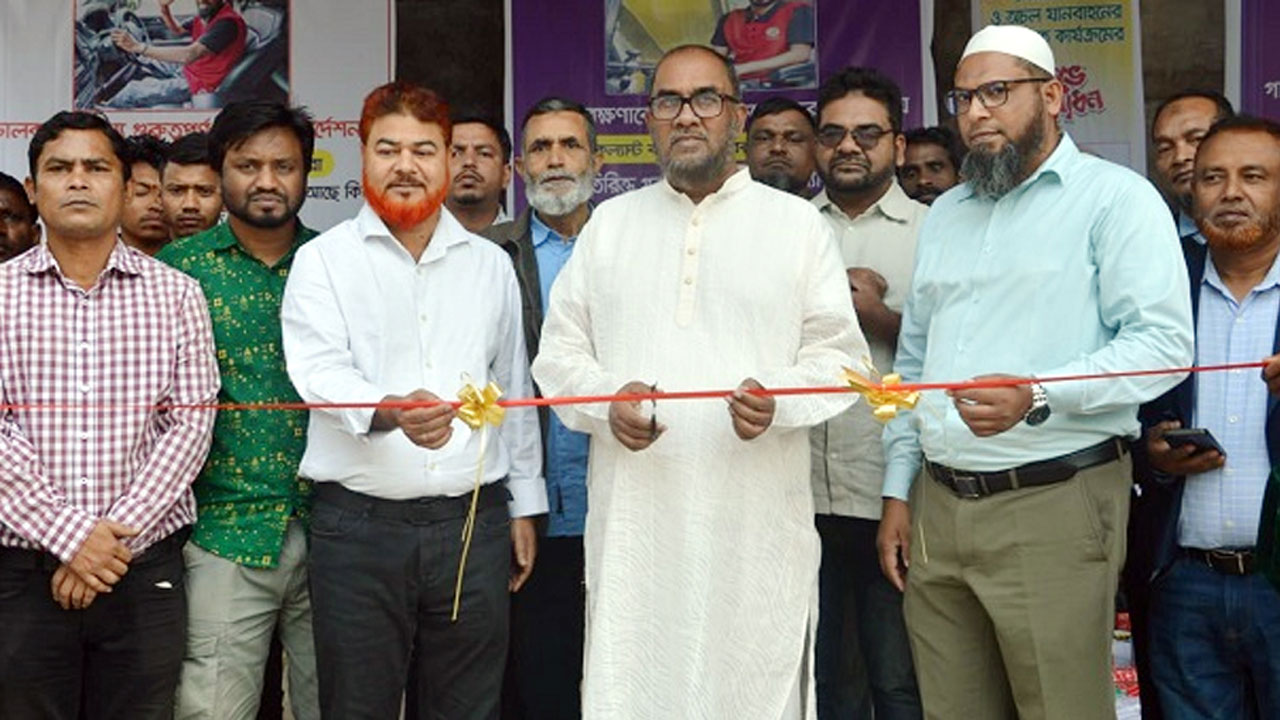 গ্যারেজ উদ্বোধন করছেন সিসিক প্রশাসক
