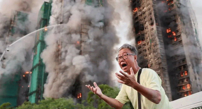 ভবনের ভেতরে বাসিন্দাদের অনেকে আটকে পড়েছেন বলে জানা যাচ্ছে