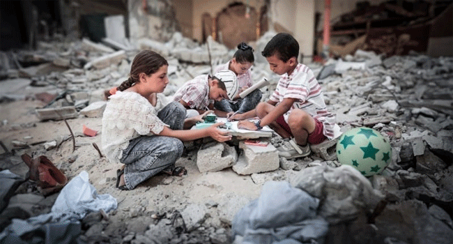 গাজার ধ্বংসস্তুপে শিশুরা