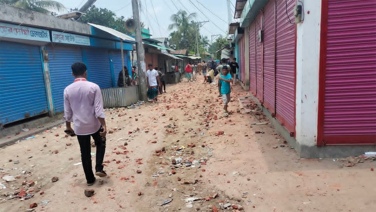দুই পক্ষের সংঘর্ষের পর টিয়ারা বাজারের দৃশ্য