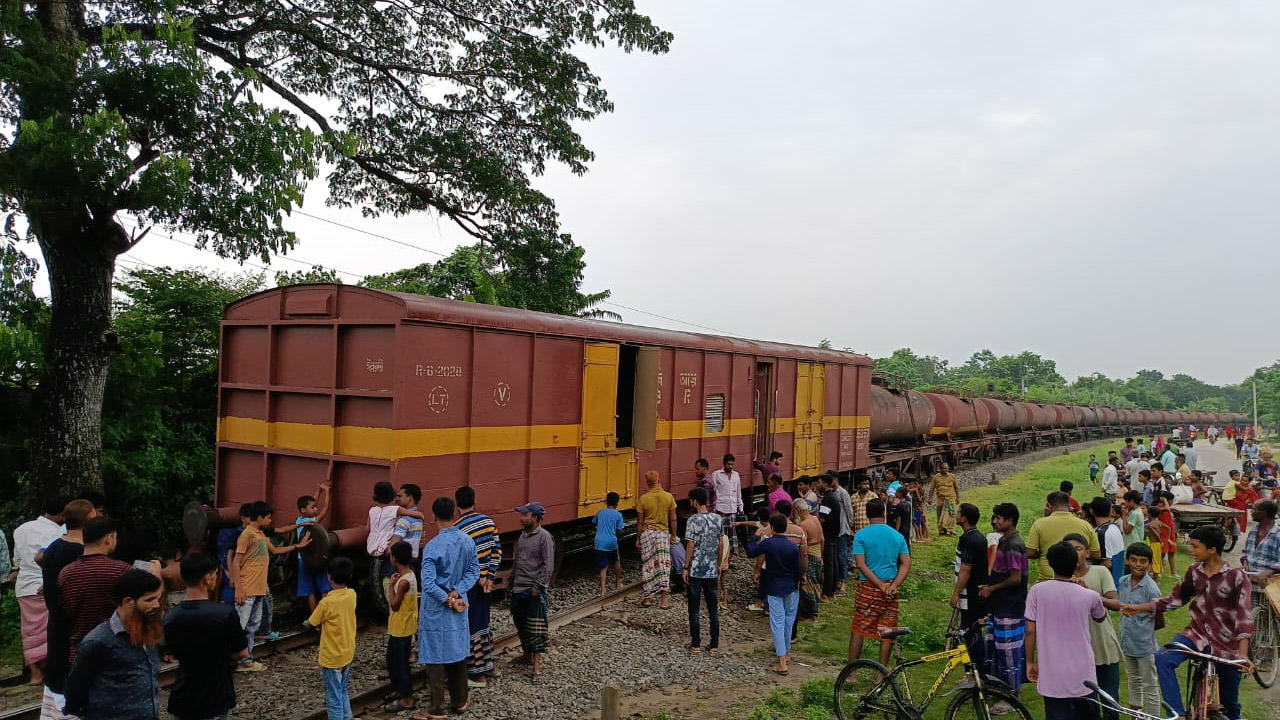 উথলীতে ট্রেনের বগি লাইনচ্যুত, খুলনার সাথে সারাদেশের রেল যোগাযোগ বন্ধ