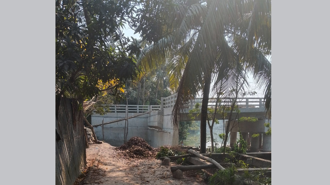 উজিরপুরে সড়ক ছাড়াই ৭ কোটি টাকার সেতু, খাসজমি দখলের অভিযোগ
