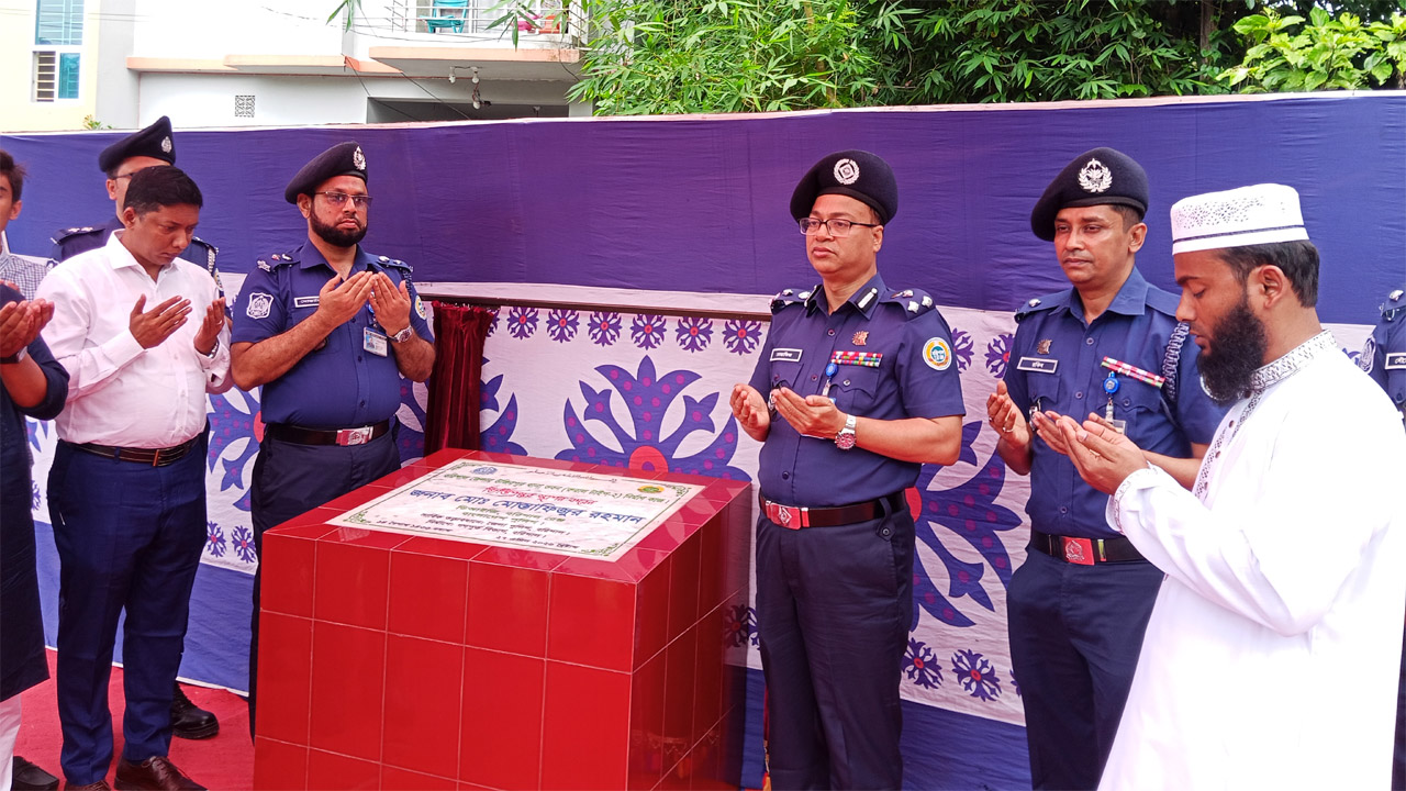 উজিরপুর মডেল থানার নতুন ভবন উদ্বোধন করলেন ডিআইজি মোস্তাফিজুর রহমান