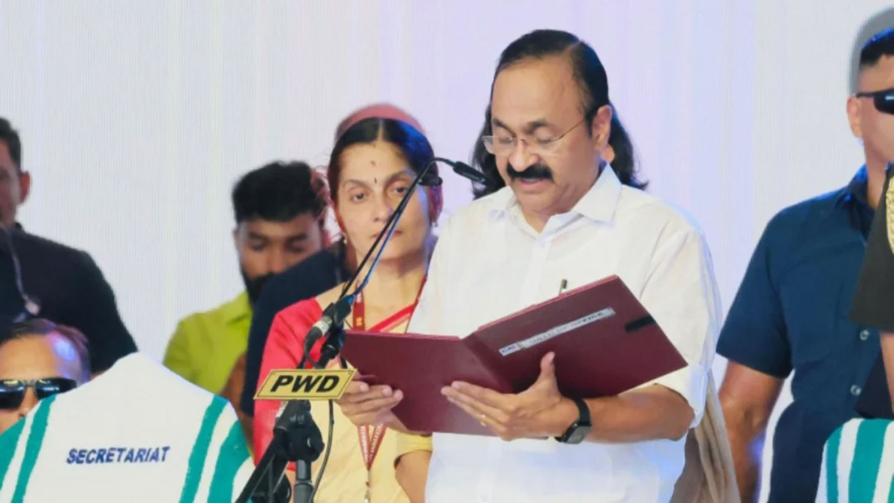 কেরালার নতুন মুখ্যমন্ত্রী হিসেবে শপথ গ্রহণ করেছেন প্রবীণ কংগ্রেস নেতা ভি ডি সতীশন