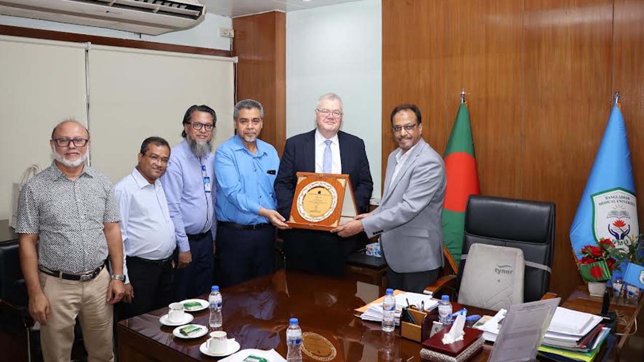চীনের প্রতিনিধিদলের সাথে বিএমইউ ভিসি অধ্যাপক ডা: এফ এম সিদ্দিকীর সৌজন্য সাক্ষাৎ