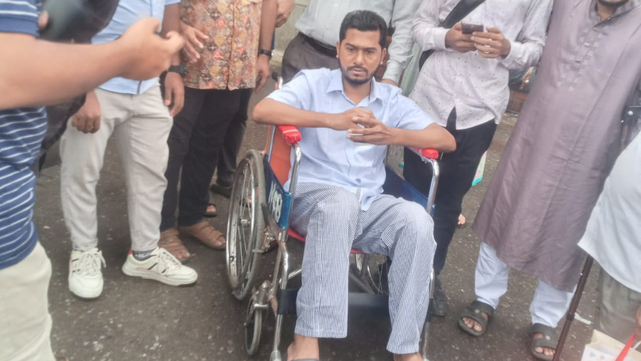 হাসপাতাল থেকে ছাড়পত্র পাওয়ার পর নুরুল হক নুর