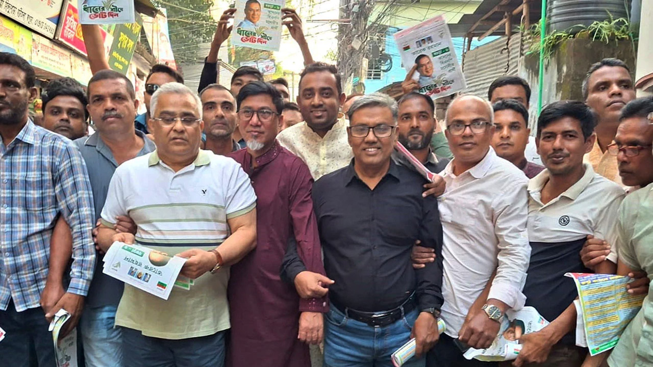 বগুড়া-৬ আসনের তারেক রহমানের ধানের শীষ প্রতীকে ভোট চেয়ে গণসংযোগ করেছেন ভিপি সাইফুল