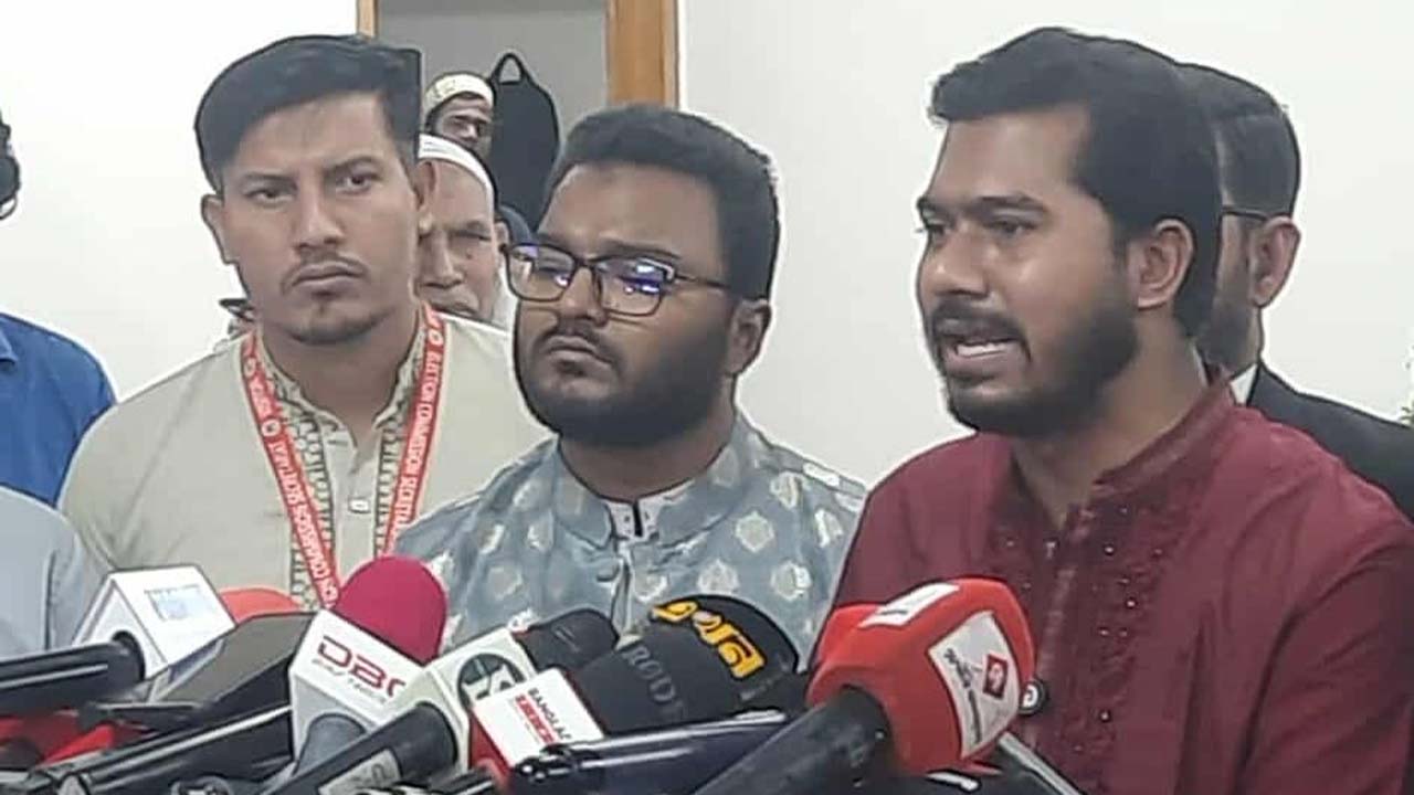 সাংবাদিকদের সাথে কথা বলেন গণঅধিকার পরিষদের সভাপতি নুরুল হক নুর