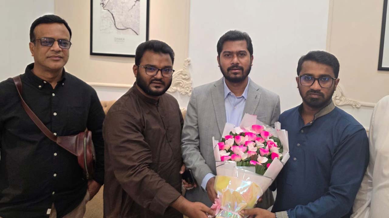 বিমানবন্দরে গণঅধিকার পরিষদের কেন্দ্রীয় নেতারা নুরুল হক নুরকে স্বাগত জানান