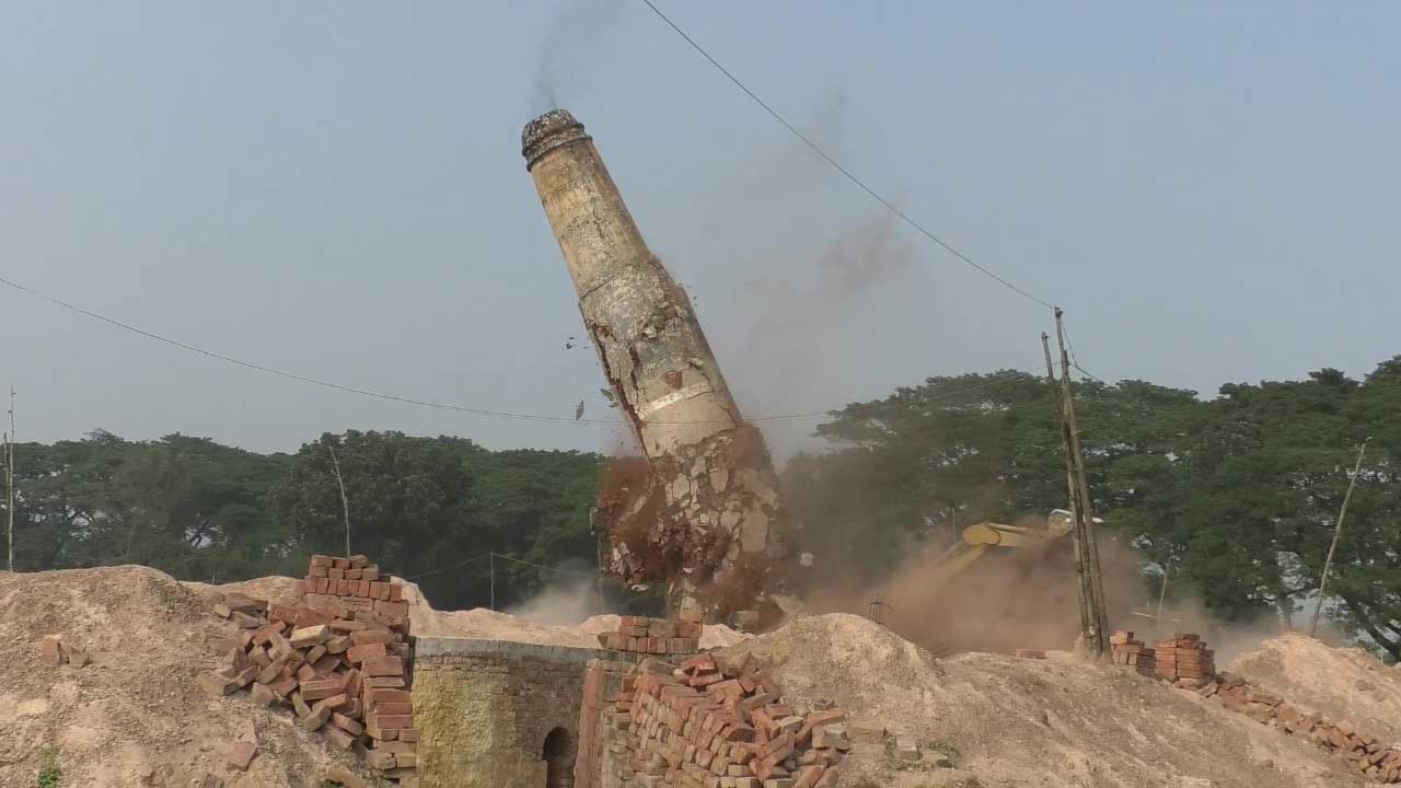 ডামুরহুদায় ভেঙে দেয়া হচ্ছে অবৈধ ইটভাটার চিমনি
