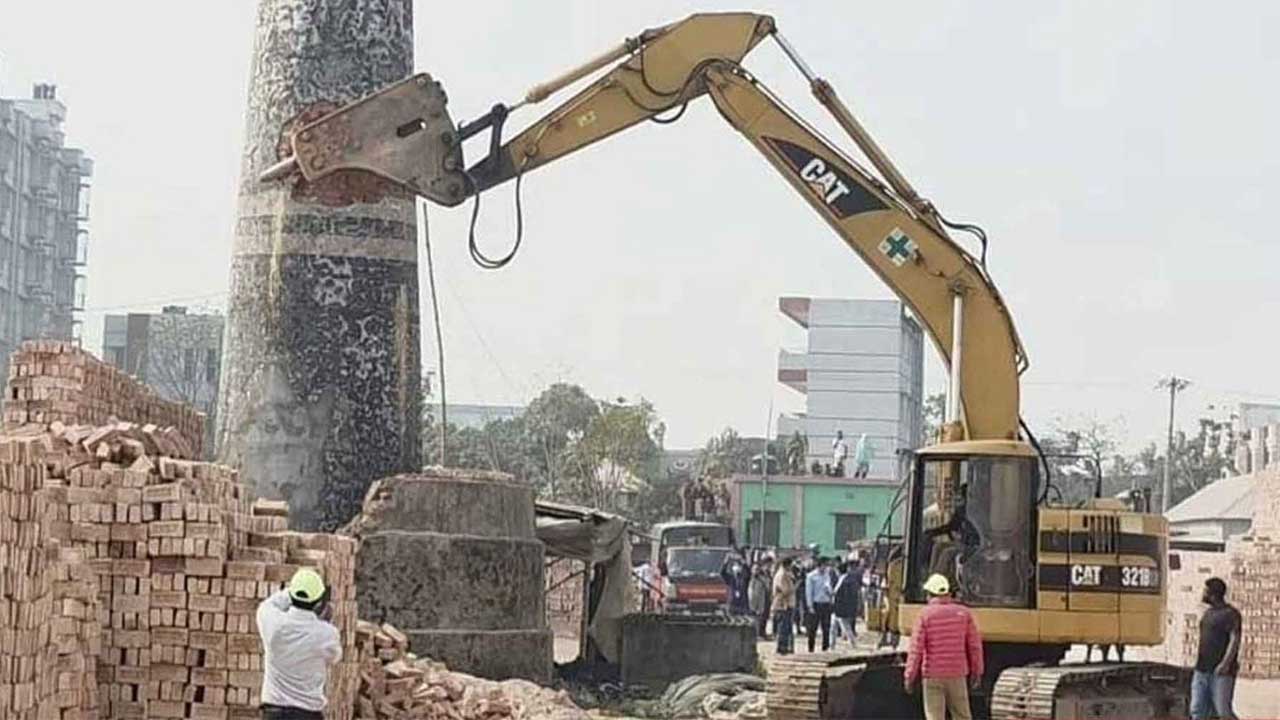 ধামরাইয়ের সোমভাগ ইউনিয়নের বিসিক শিল্পাঞ্চল এলাকায় একটি অবৈধ ইটভাটার চিমনি ভেঙে দেয়া হয়