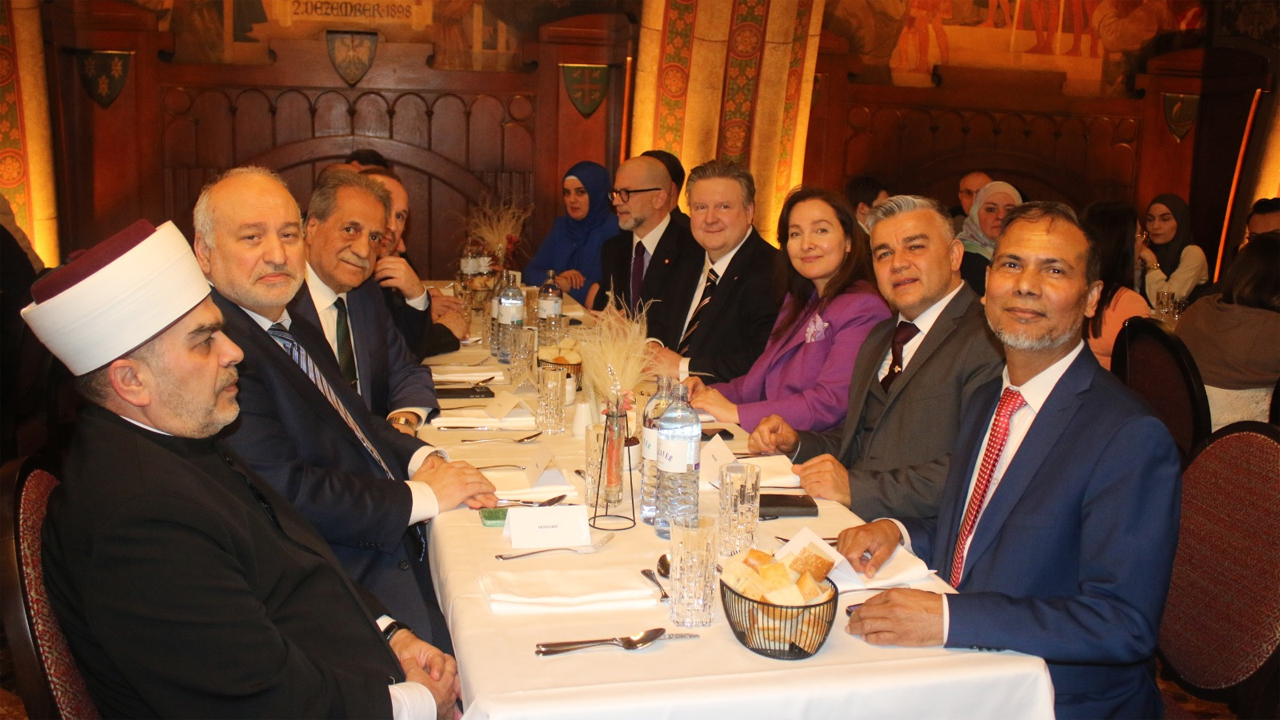 অস্ট্রিয়ার রাজধানী ভিয়েনার সিটি হলে নেতৃবৃন্দের সম্মানে ইফতারের আয়োজন করেন মেয়র ডক্টর মিকায়েল লুডভিগ