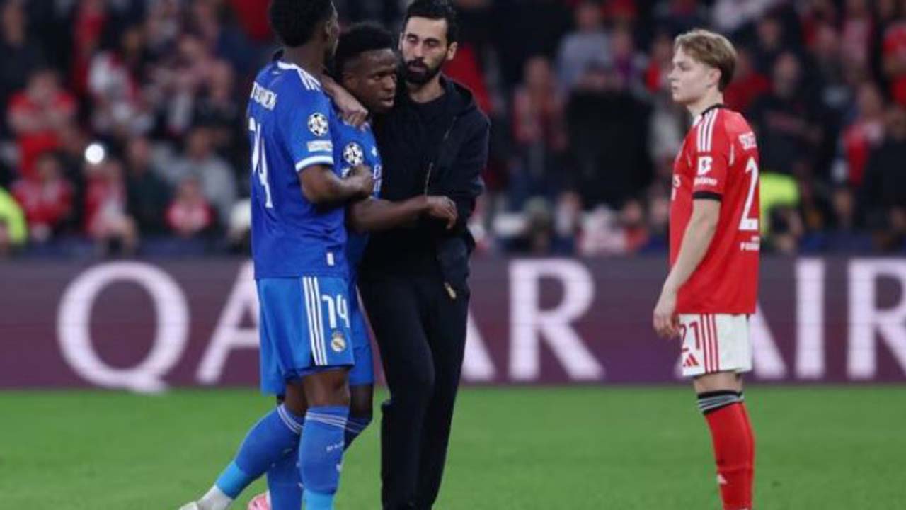 বর্ণবাদী আচরণে পাঁচ সমর্থককে নিষিদ্ধ করেছে বেনফিকা