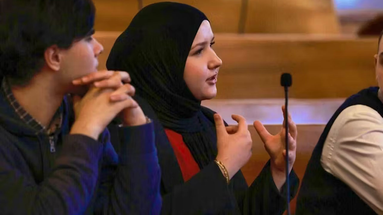 ২০ বছর বয়সী তুর্কি-সুইস তরুণী ভেরা চেলিক