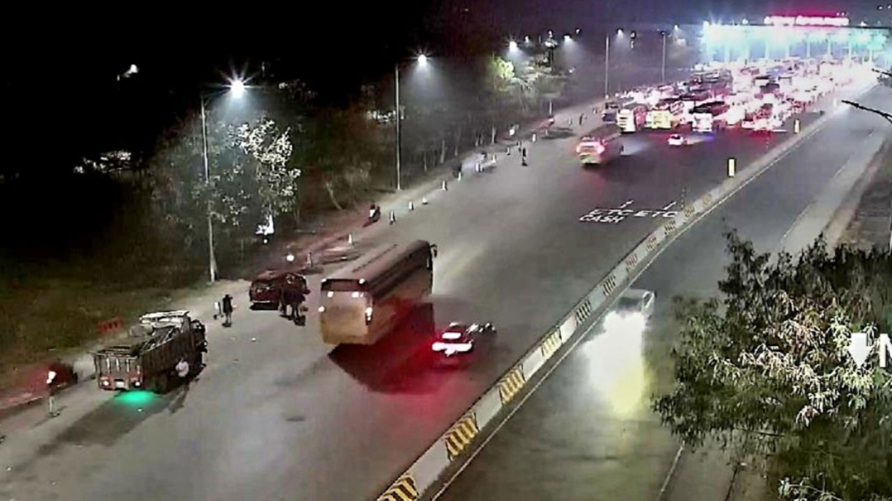 মঙ্গলবার রাতে মাওয়া প্রান্তে পদ্মা সেতুর টোল প্লাজার দৃশ্য