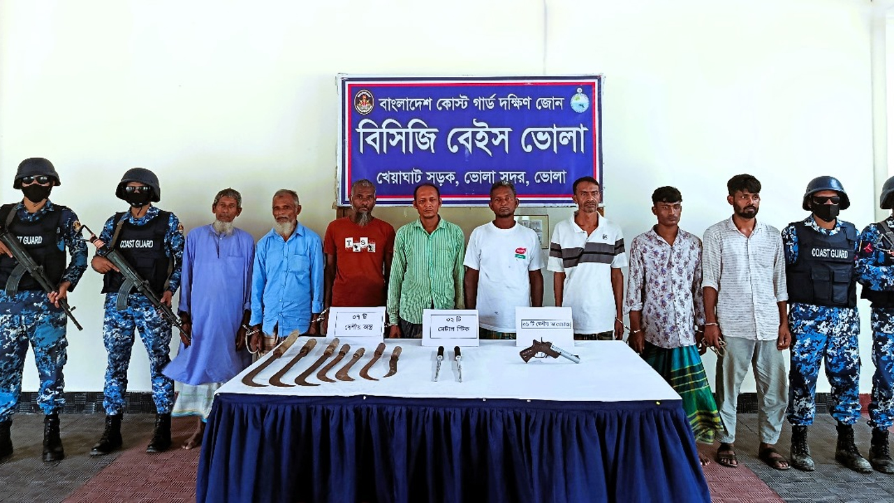 কোস্টগার্ডের হাতে আটক আটজন