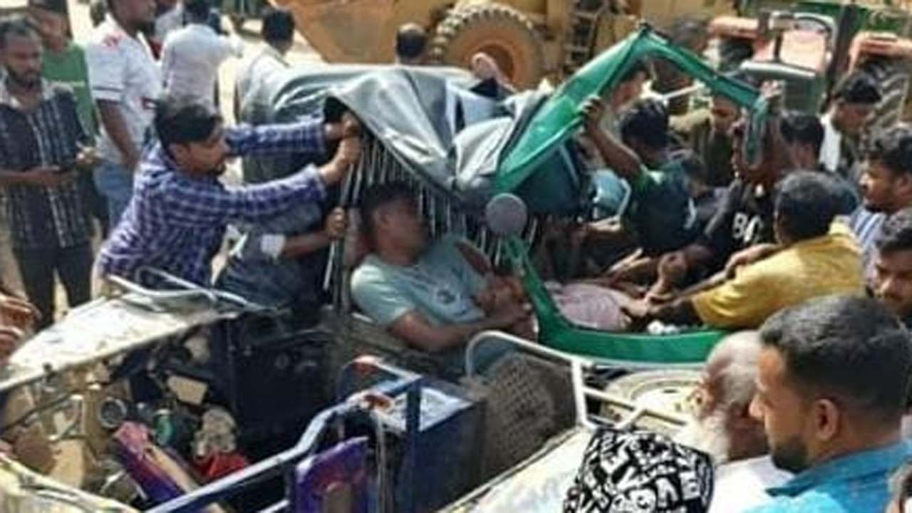 ট্রাক্টরের চাপায় সিএনজিচালিত অটোরিকশা