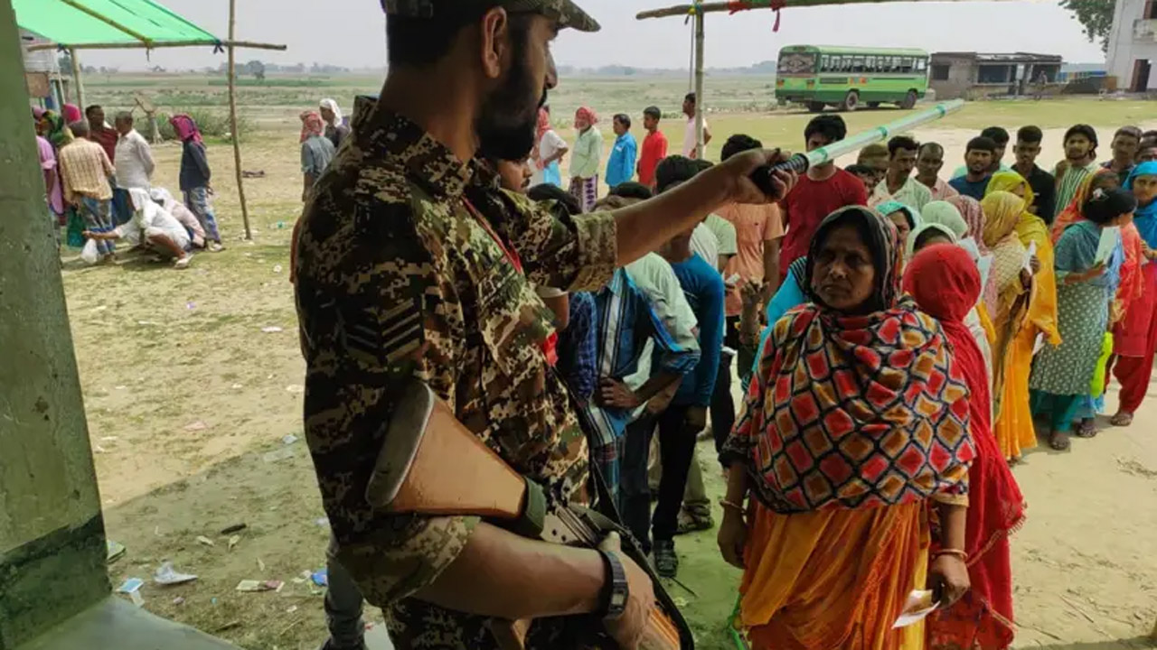 বাংলাদেশের সীমান্তঘেঁষা, পদ্মাপাড়ের গ্রাম মুর্শিদাবাদের আখেরিগঞ্জে ভোটারদের লাইন