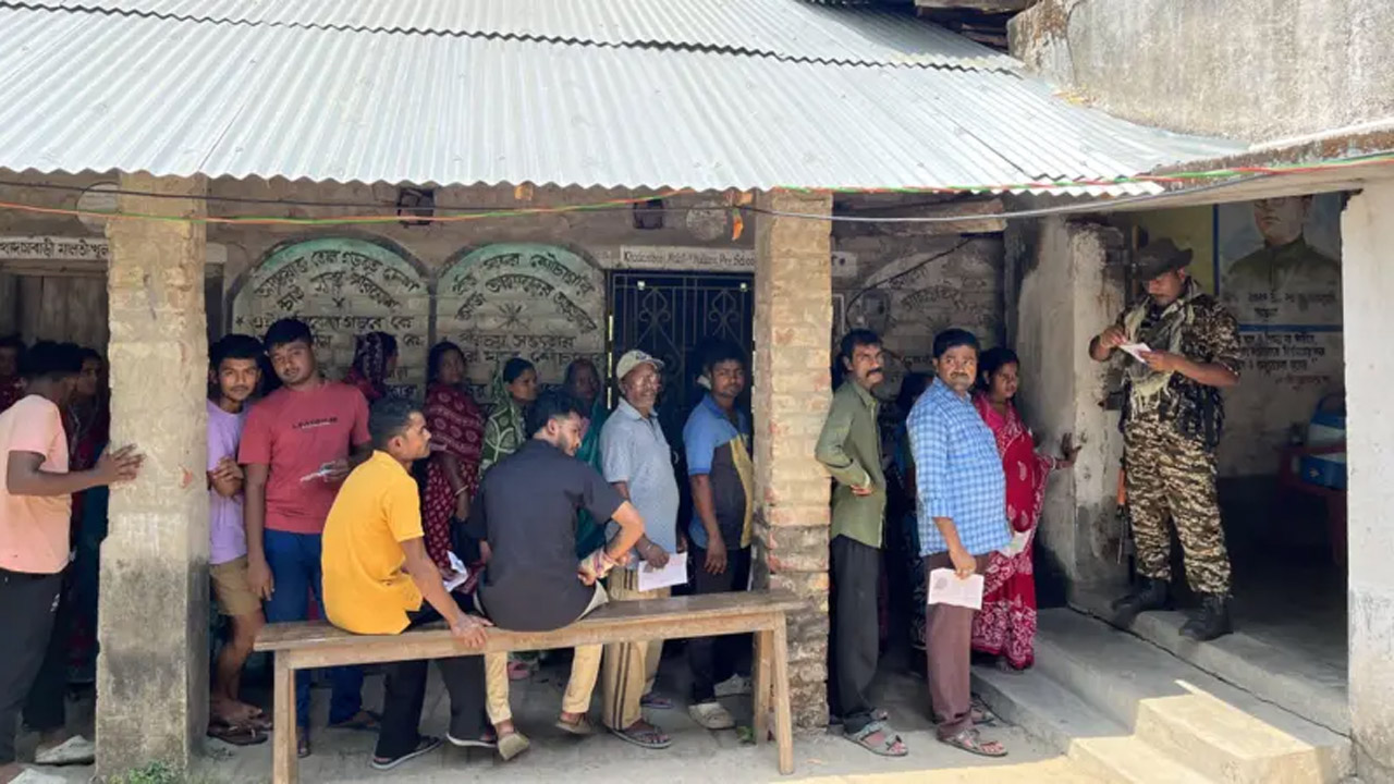 পূর্ব মেদিনীপুরের একটি কেন্দ্রে চলছে ভোটগ্রহণ