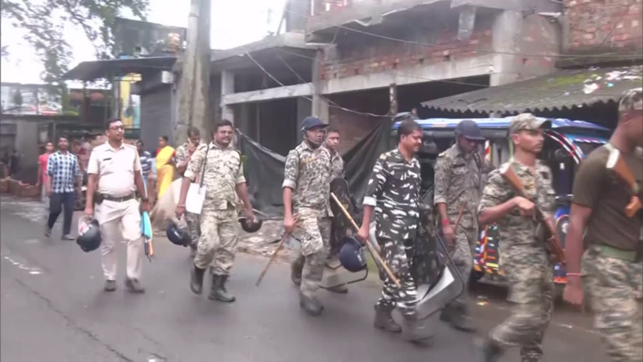 বারুইপুরে চলছে সশস্ত্র পুলিশবাহিনীর টহল