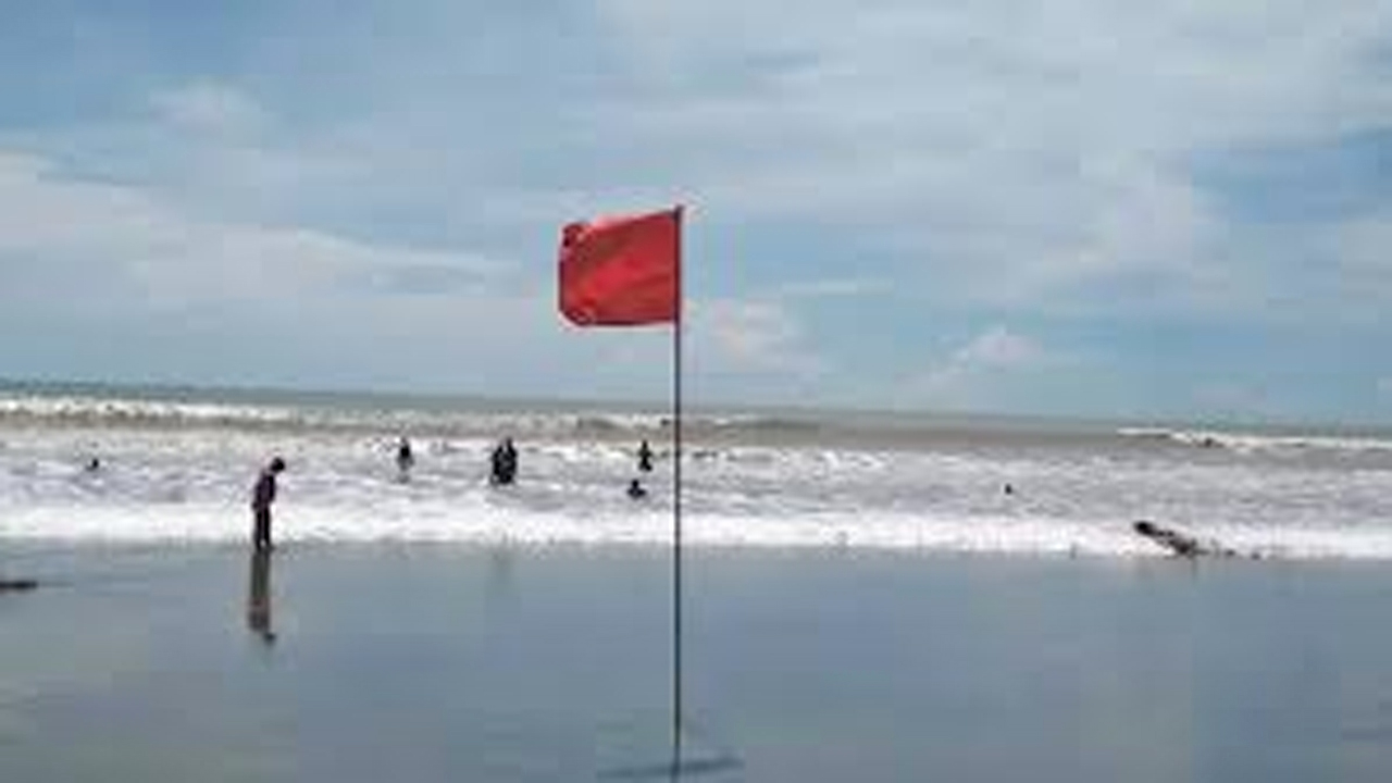 ৫ অঞ্চলে দমকা হাওয়া-বজ্রবৃষ্টি, নদীবন্দরে সতর্কতা