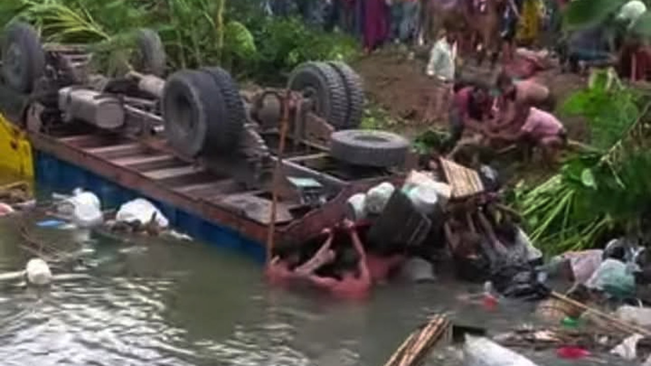 উজিরপুরে ট্রাক উল্টে পুকুরে পড়ে নিহত ২, আহত ৭