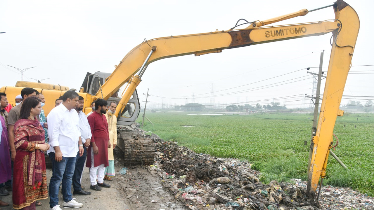 সাভারে বর্জ অপসারণ কাজ পরিদর্শন করেন স্থানীয় সরকার, পল্লী উন্নয়ন ও সমবায় প্রতিমন্ত্রী মীর শাহে আলম