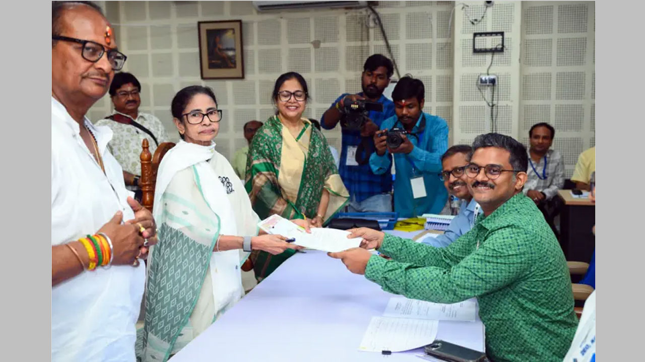 তৃণমূল কংগ্রেস প্রার্থী মমতা বন্দ্যোপাধ্যায় তার মনোনয়নপত্র জমা দিলেন