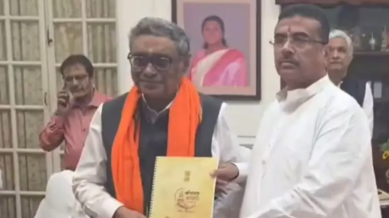 বাজেট প্রস্তাব হাতে অর্থমন্ত্রী স্বপন দাশগুপ্তর সাথে মুখ্যমন্ত্রী শুভেন্দু অধিকারী