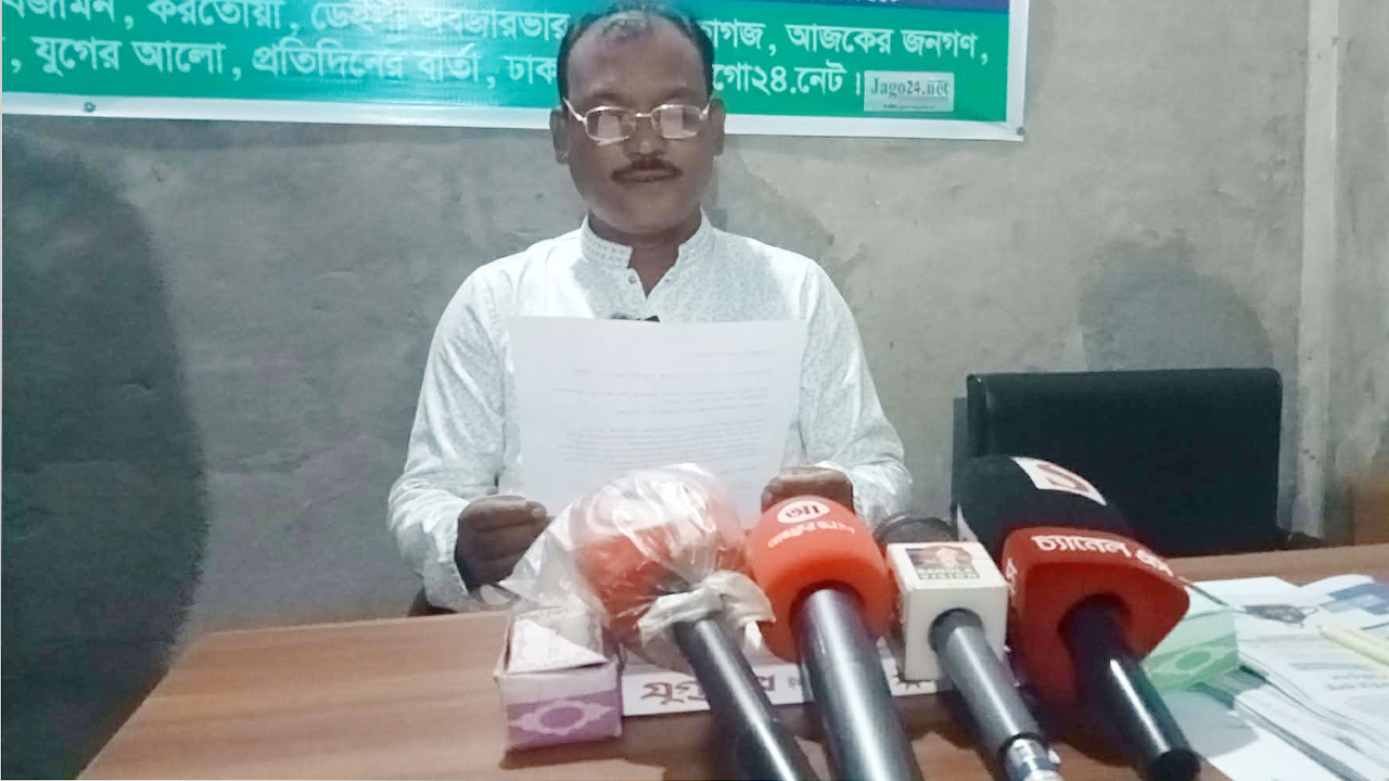 সংবাদ সম্মেলনে বক্তব্য রাখছেন সাদুল্লাপুরের এনসিপি আহ্বায়ক শফিজল ইসলাম