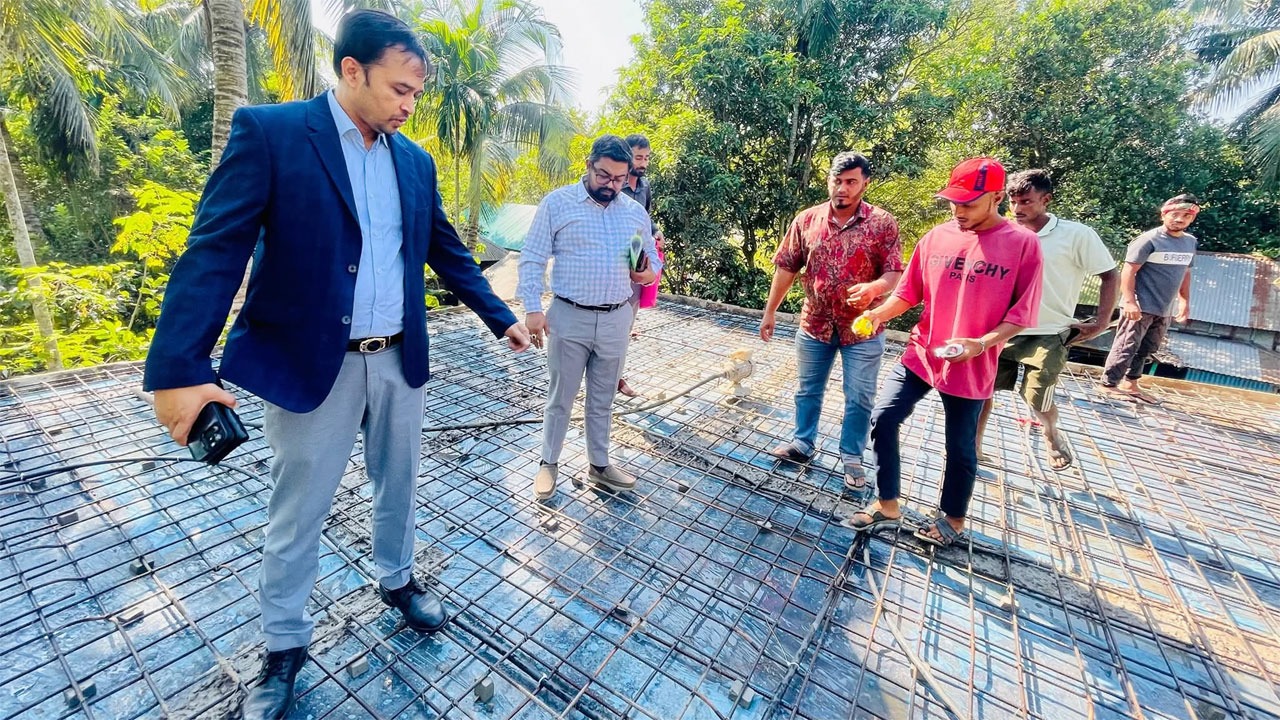 নির্মাণকাজ পরিদর্শনে ইউএনও মো: আবুবকর সরকার