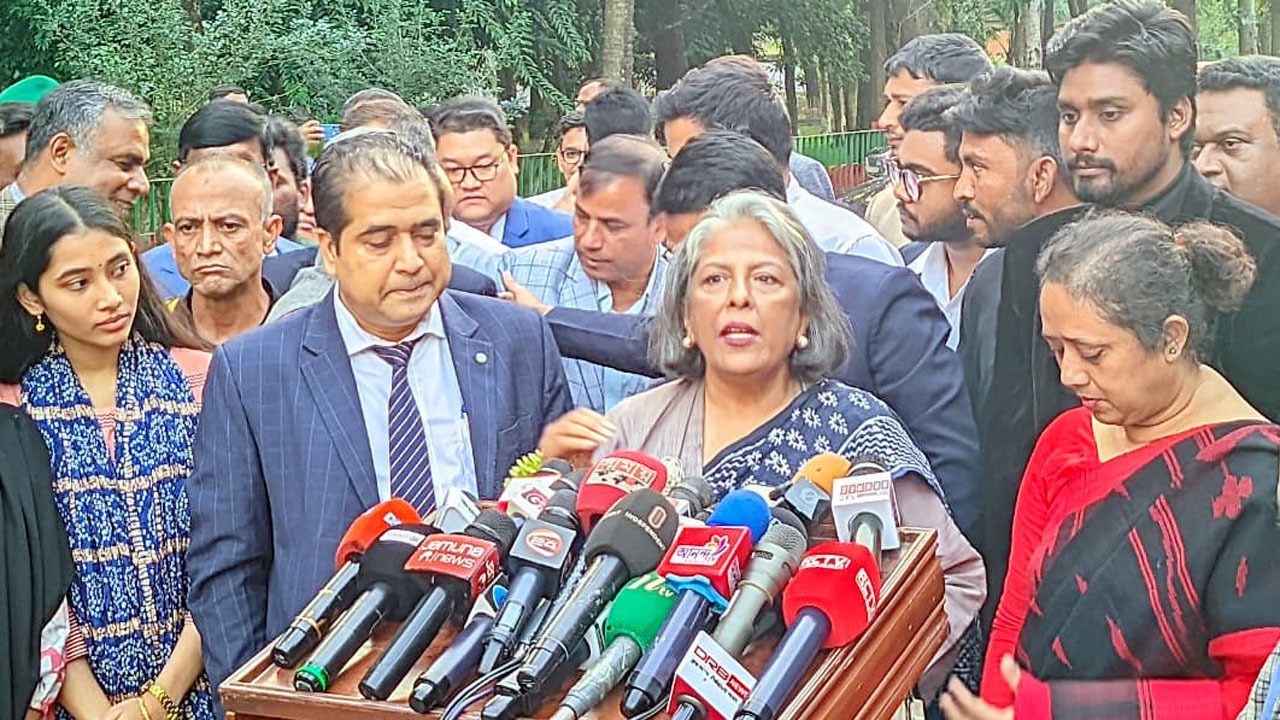 সাংবাদিকদের সাথে কথা বলছেন সমাজকল্যাণ এবং মহিলা ও শিশুবিষয়ক উপদেষ্টা শারমিন এস মুরশিদ