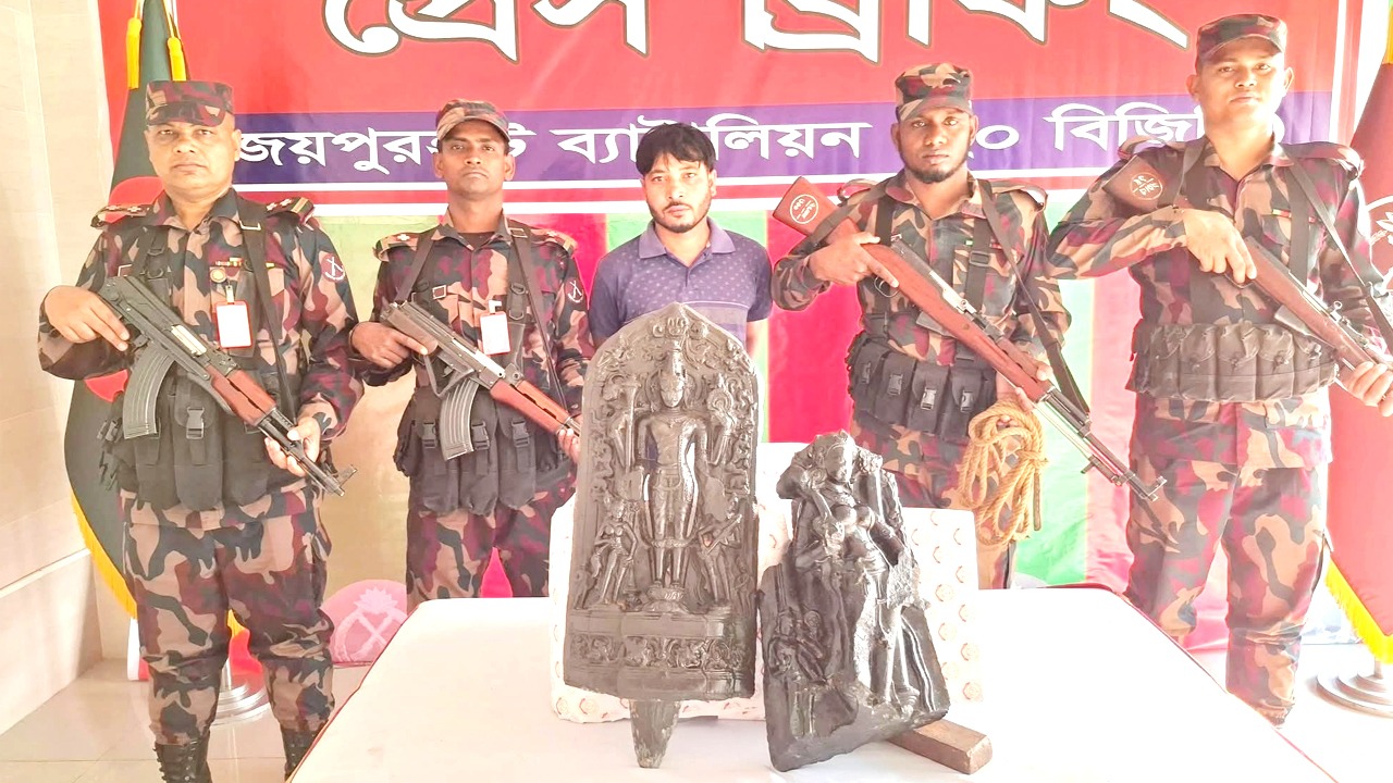 বিজিবির অভিযানে কষ্টিপাথরের দু’টি মূর্তি উদ্ধার