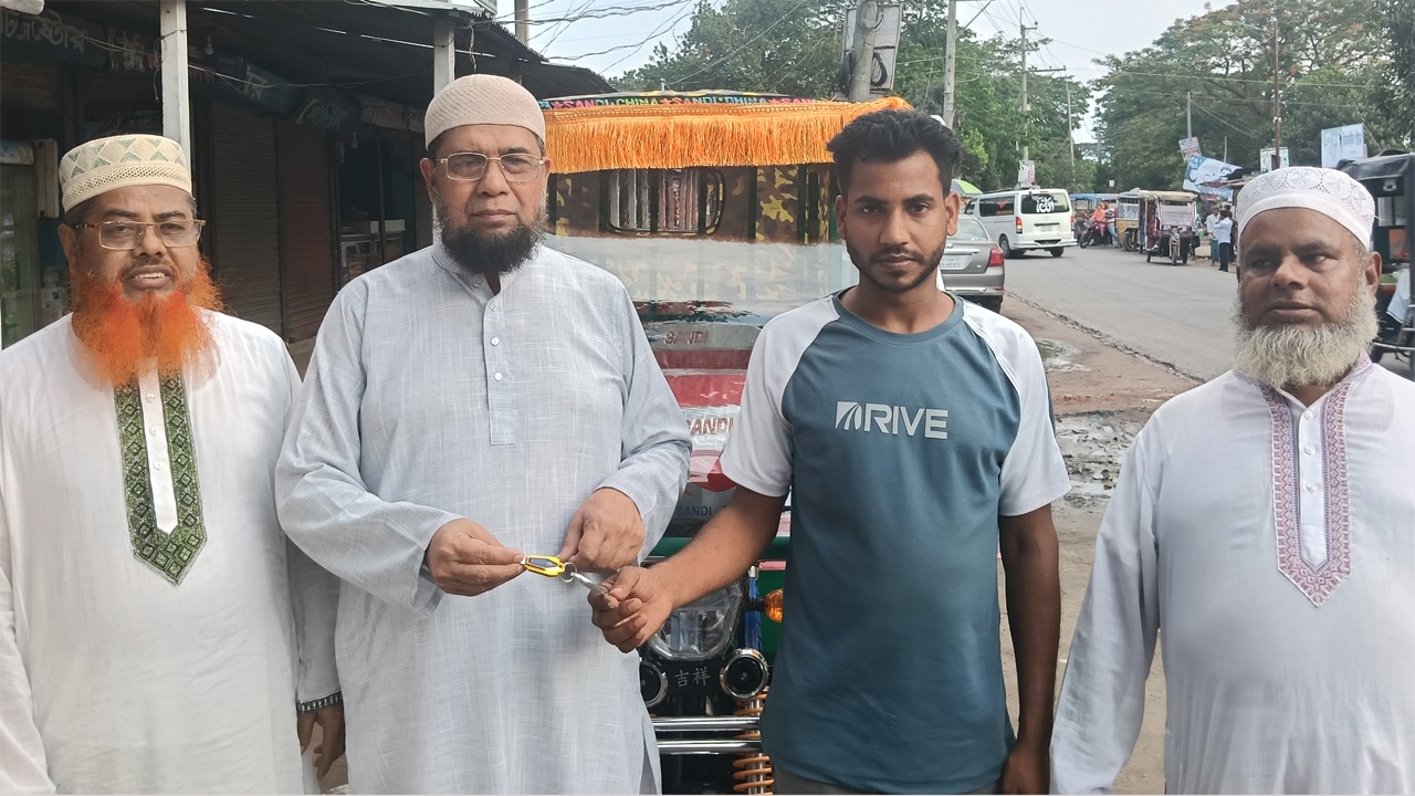 মুন্সীগঞ্জে চালককে ‘অটোরিকশা’ উপহার দিয়েছে জামায়াত