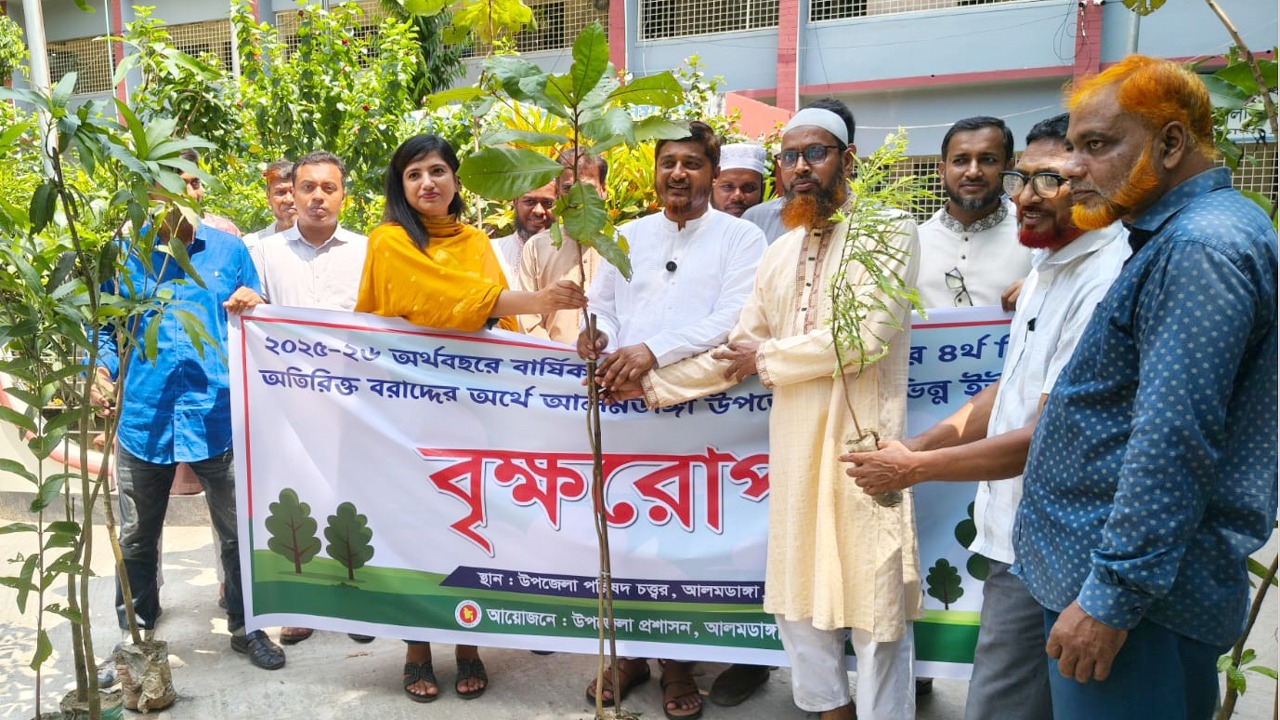 বৃক্ষরোপণ কর্মসূচি উদ্বোধন উপলক্ষে গাছের চারা বিতরণ করছেন এমপি মাসুদ পারভেজ রাসেল