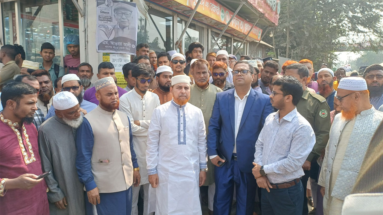 ড্রেন পুনঃনির্মাণকাজের আনুষ্ঠানিক উদ্বোধন করেন সিরাজগঞ্জ-৪ আসনের সংসদ সদস্য মাওলানা রফিকুল ইসলাম খান
