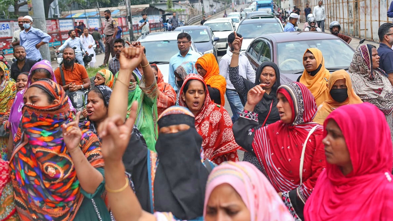 বেতন দাবিতে তেজগাঁওয়ে শ্রমিকদের বিক্ষোভ