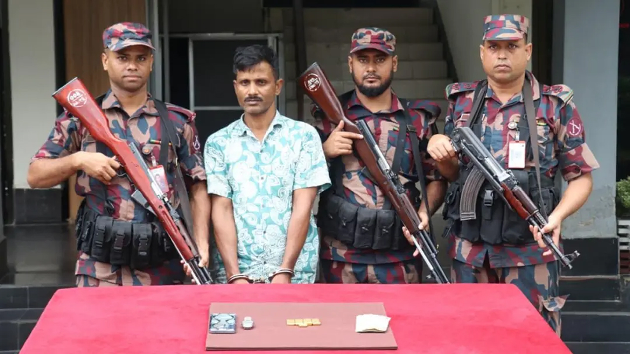বিজিবির হাতে স্বর্ণের বারসহ গ্রেফতার সুমন মণ্ডল