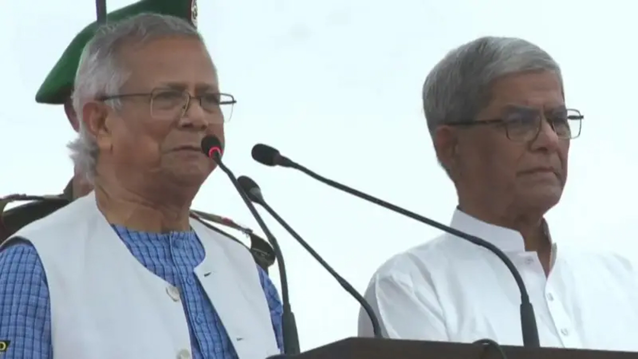 জুলাই ঘোষণাপত্র পাঠ করছেন প্রধান উপদেষ্টা ড. মুহাম্মদ ইউনূস