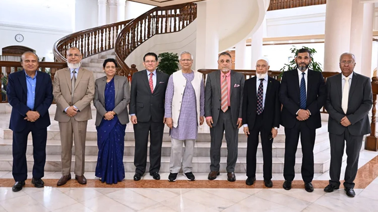 প্রধান উপদেষ্টার সাথে সিইসিসহ নির্বাচন কমিশনাররা