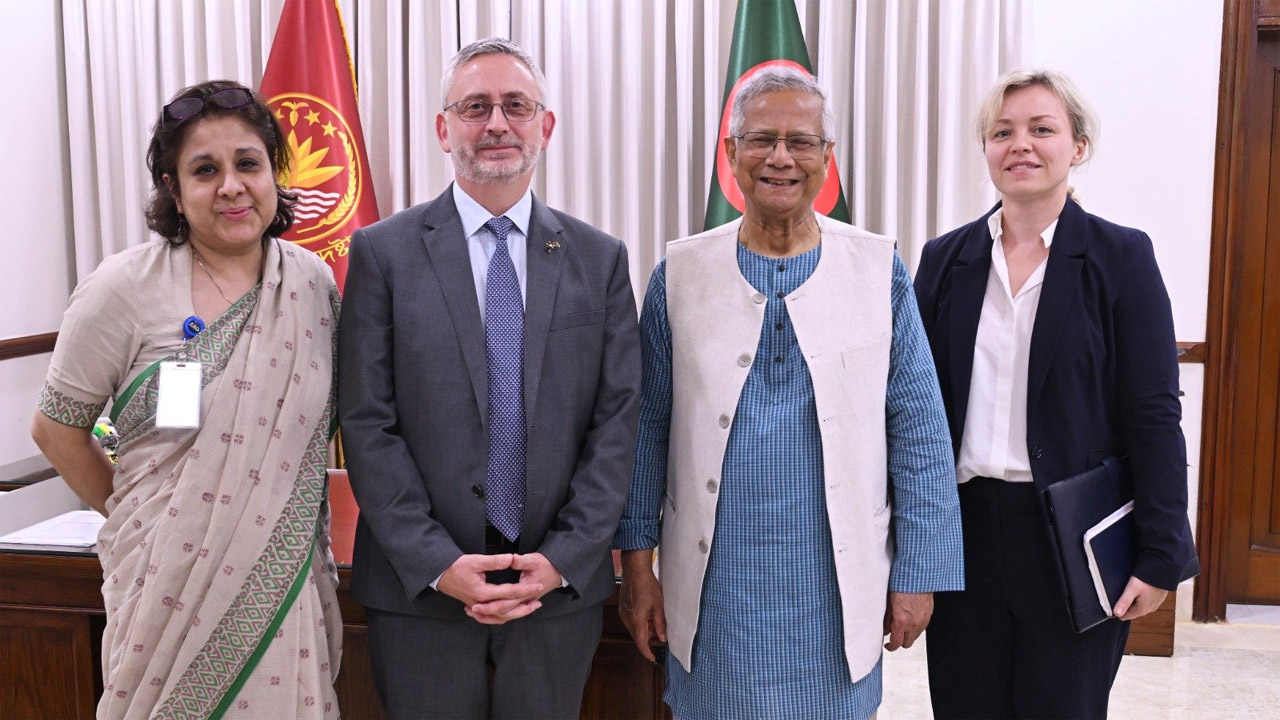 যমুনায় ড. ইউনূসের সাথে সাক্ষাৎ করেন বাংলাদেশে নিযুক্ত ইইউ রাষ্ট্রদূত মাইকেল মিলার