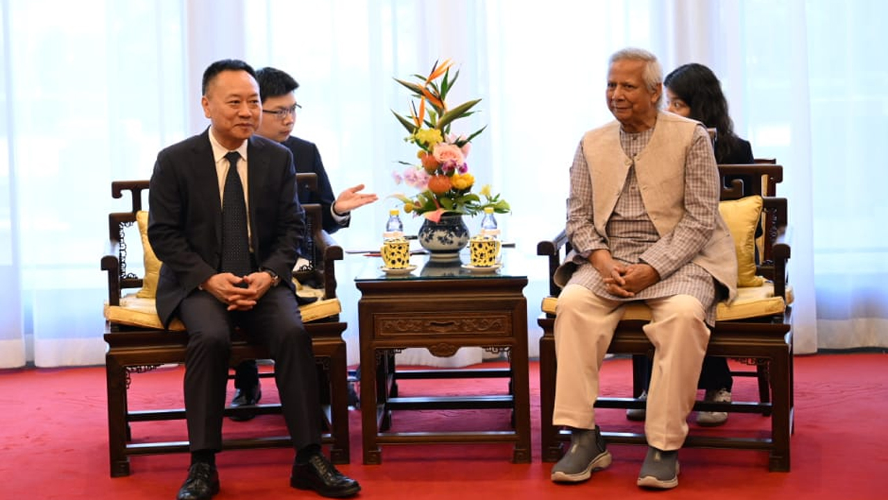 ড. মুহাম্মদ ইউনূসের সাথে সাক্ষাৎ করেন চীনের পানিসম্পদ মন্ত্রী লি গোয়েইং