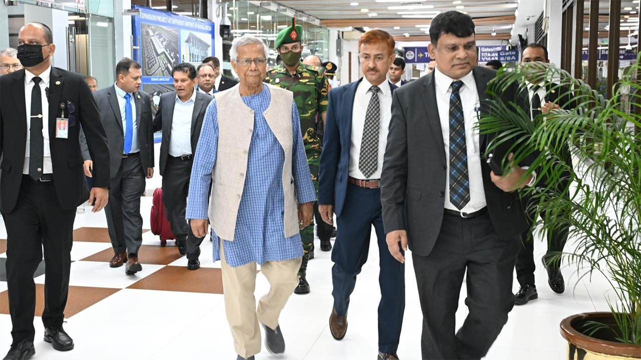 ঢাকার হজরত শাহজালাল আন্তর্জাতিক বিমানবন্দরে ড. মুহাম্মদ ইউনূস