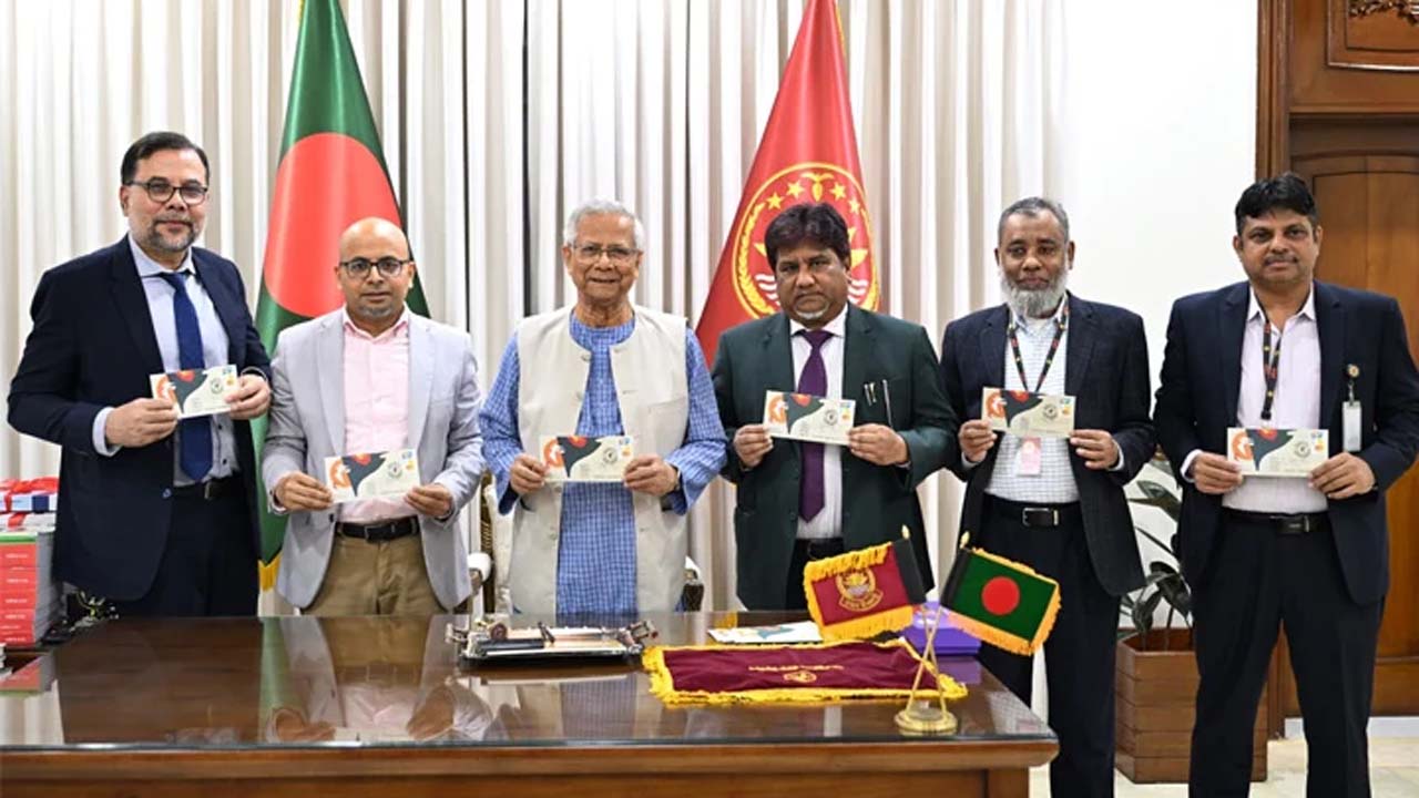 বিজয় দিবস উপলক্ষে একটি স্মারক ডাকটিকিট, উদ্বোধনী খাম ও সিলমোহর অবমুক্ত করেন প্রধান উপদেষ্টা ড. ইউনূস