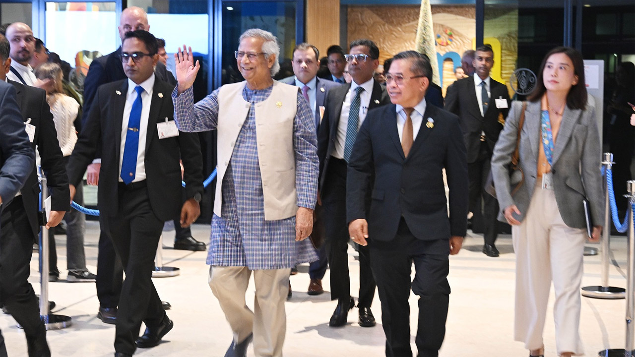 প্রধান উপদেষ্টা অধ্যাপক ড. মুহাম্মদ ইউনূস রোমে এফএও সদর দফতরে পৌঁছালে তাকে উষ্ণ অভ্যর্থনা জানানো হয়