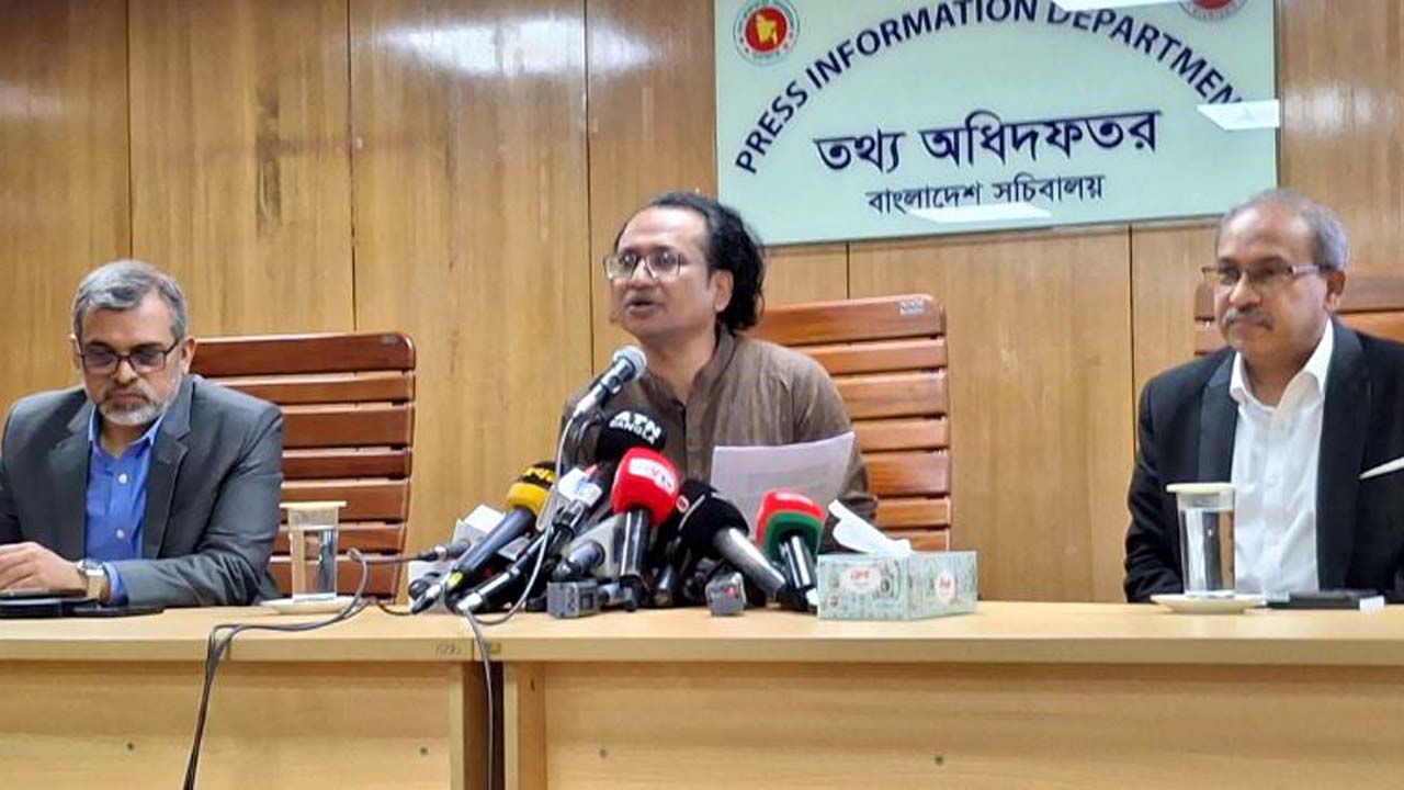 সংবাদ সম্মেলনে প্রধানমন্ত্রীর তথ্য ও সম্প্রচারবিষয়ক উপদেষ্টা ডা: জাহেদ উর রহমান