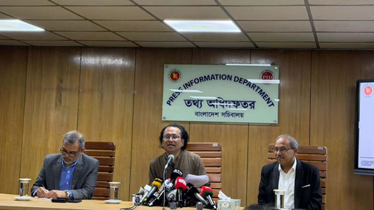 প্রেস ব্রিফিংয়ে তথ্য ও সম্প্রচার উপদেষ্টা ডা. জাহেদ উর রহমান