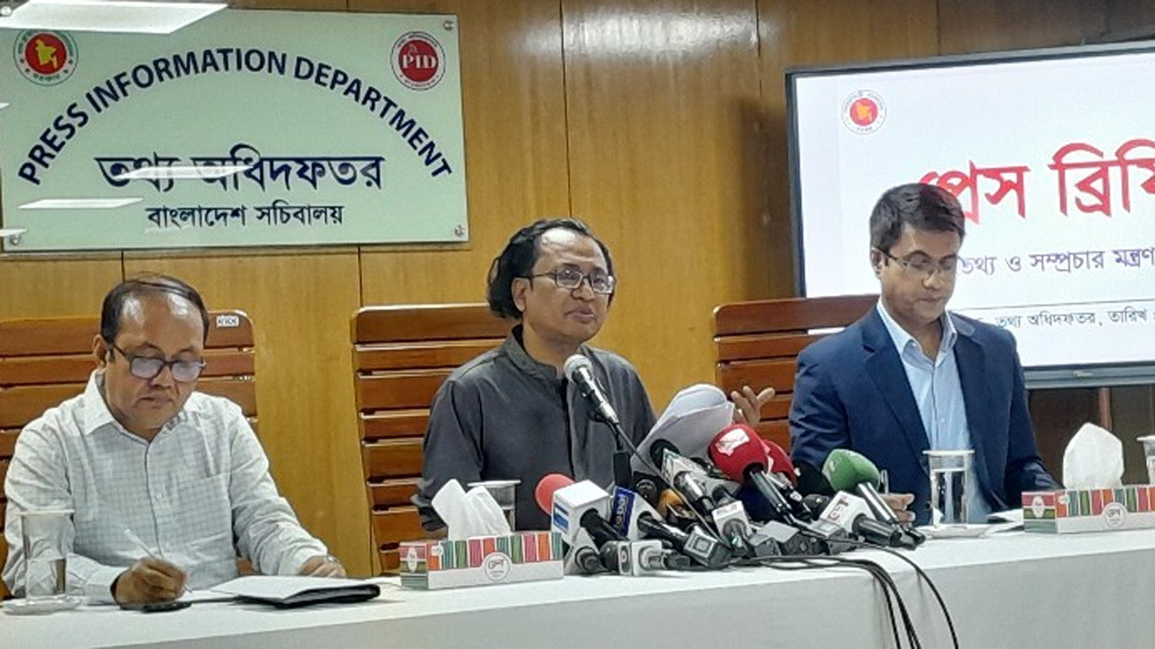 সংবাদ সম্মেলনে কথা বলছেন তথ্য উপদেষ্টা জাহেদ উর রহমান